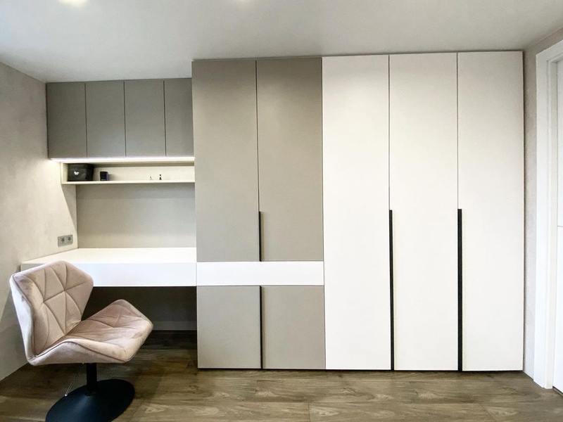 Встроенные распашные шкафы-Встроенный шкаф с белыми распашными дверями «Модель 25»-фото1